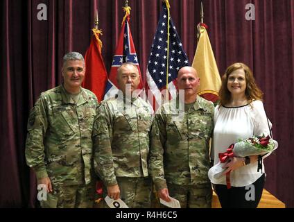 Brig. Gen. Clint E. Walker, comando Sgt. Il Mag. Jason Little, Sgt. Il Mag. Jeffery Etheridge, e Julie Etheridge, Ottobre 1, 2018 a Camp Shelby, Mississippi. (Mississippi Guardia Nazionale Foto Stock