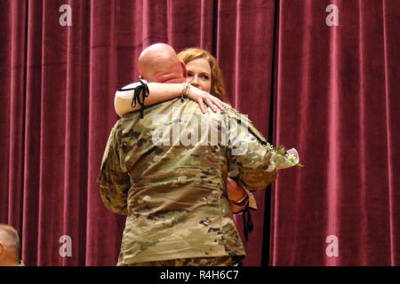 Sgt. Il Mag. Jeffery Etheridge abbraccia la moglie, Julie Etheridge, della libertà, Mississippi, durante la sua cerimonia di promozione Ottobre 1, 2018 a Camp Shelby, Mississippi. Egli sarà la distribuzione con la sua unità, 184Supporto comando, entro la fine di quest'anno. (Mississippi Guardia Nazionale Foto Stock