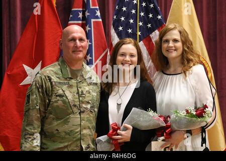 Sgt. Il Mag. Jeffery Etheridge, sua moglie Julie Etheridge, della libertà, Mississippi, e la figlia in seguito alla sua cerimonia di promozione Ottobre 1, 2018 a Camp Shelby, Mississippi. (Mississippi Guardia Nazionale Foto Stock