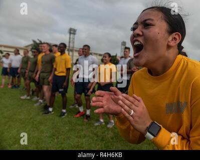 Stati Uniti Navy Petty Officer di terza classe Panganiban Roey-Rose, Okinawa esperienza congiunta del Team Oro studente, motiva il compagno di organi di servizio come fanno a turno saltando su una fune durante il giunto di Okinawa sfida Fitness sett. 26, 2018 a Kadena Air Base, Giappone. Il salto con la corda necessaria sfida tutti i 48 studenti per saltare la corda mentre si è in movimento. Se la corda ha toccato uno studente mentre essi stavano saltando o se la corda arrestato, gli studenti avrebbero dovuto ricominciare di nuovo. Foto Stock