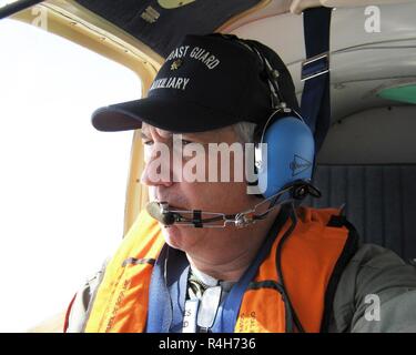 Joe Giannattasio, membro del quartiere 5 regione settentrionale della Guardia Costiera ausiliaria, conduce una guardia costiera della Pattuglia Aerea. Giannattasio ha contribuito a ricostruire la Guardia Costiera aviazione ausiliaria programma in Coast Guard settore baia del Delaware per assistere in missioni aeree. Foto Stock