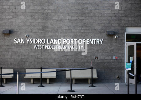 SAN YSIDRO, CALIFORNIA - 26 novembre 2018: Il San Ysidro porta a terra di Entrata Ovest struttura pedonale, su USA Messico frontiera. Foto Stock