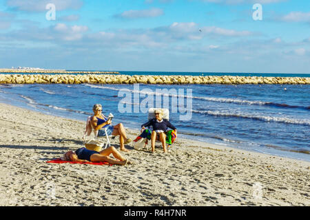 Spagna Seniors Santa Pola Beach donne anziane invecchiamento Costa Blanca pensionato di spiaggia adulto tre donne anziane in pensione Old age scena di novembre Foto Stock