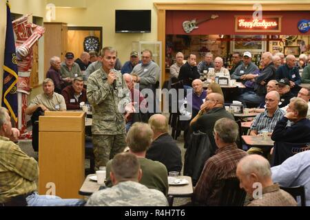 Stati Uniti Air Force Col. Renzo Anderson, la 119Wing Commander, parla a un raduno di pensionati 119elementi ad ala presso il North Dakota Air National Guard Base, Fargo, N.D., Ottobre , 2018. L'ala 119a capo del Consiglio ospita ogni anno il breakfast get-insieme per pensionati elementi unitari ogni ottobre, come parte delle loro relazioni con la comunità programma. Circa 130 unità di ritentato i membri hanno partecipato all'evento. Foto Stock