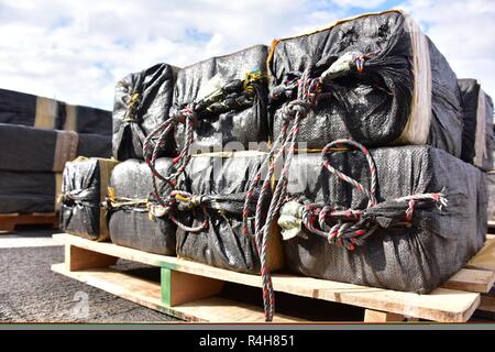 Un pallet di cocaina si siede sul ponte di volo del guardacoste Stratton a San Diego, Ottobre 3, 2018. I farmaci sono stati sequestrati durante l'interdizione di otto sospetti di contrabbando navi trovato al largo delle coste del Messico, America Centrale e Sud America dalla Coast Guard cutters Stratton (WMSL-752), Seneca (WMEC-906) e attiva (WMEC-618). Foto Stock