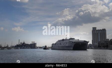 Baltimora (ott. 3, 2018) la punta di diamante-class expeditionary trasporto veloce nave USNS città di Bismarck (T-EPF 9) tira in del Baltimore Inner Harbour per il Maryland la settimana della flotta e Air Show di Baltimora. MDFWASB Baltimore è la festa del mare servizi e fornisce un opportunità per i cittadini del Maryland e la città di Baltimora per soddisfare i marinai, Marine e le coste Guardie, come pure vedere in prima persona le funzionalità più recenti di oggi i servizi marittimi. Foto Stock