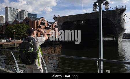 Baltimora (ott. 3, 2018) la punta di diamante-class expeditionary trasporto veloce nave USNS città di Bismarck (T-EPF 9) tira in del Baltimore Inner Harbour per il Maryland la settimana della flotta e Air Show di Baltimora. MDFWASB Baltimore è la festa del mare servizi e fornisce un opportunità per i cittadini del Maryland e la città di Baltimora per soddisfare i marinai, Marine e le coste Guardie, come pure vedere in prima persona le funzionalità più recenti di oggi i servizi marittimi. Foto Stock