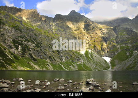 Lago nero sotto il monte Rysy (Czarny Staw pod Rysami) vicino a Zakopane. Polonia Foto Stock