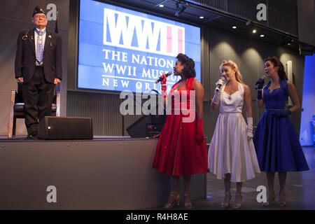 La vittoria Belles, un trio vocale, cantare i Marines' inno durante la 95esima Festa di compleanno di pensionati Chief Warrant Officer 4 Hershel "Woody" Williams, l'ultimo superstite Medal of Honor destinatario della battaglia di Iwo Jima, presso il National World War II Museum, Ottobre 2, 2018. Williams ha arruolato nel corpo della marina di riserva nel 1943 e servito nella battaglia di Iwo Jima con il ventunesimo Marines, terza divisione Marine nel 1945. Foto Stock