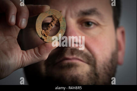 Dr Hugh Willmott, Senior Lecturer in unione Archeologia Storica dell'Università di Sheffield, detiene un teschio umano che è stato scoperto durante gli scavi presso un precedentemente sconosciuto cimitero anglosassone che dissotterrato sontuoso sepolture di donne con i loro gioielli e oggetti personali. Foto Stock