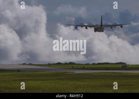 Una KC-130J Super Hercules con antenna Marine Trasporto Refuelling Squadron (VMGR) 152 prende il largo durante l'esercizio Forager Furia 18 presso Andersen Air Force Base, Guam, Sett. 26, 2018. Esercizio Forager Fury le capacità di test e affina Marine Aircraft Group (MAG) 12's tattiche in un ambiente operativo. Foto Stock