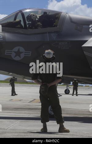 Stati Uniti Lancia Marine Cpl. Ryan presto, un meccanico powerline con Marine Fighter Attack Squadron (VMFA) 121 si prepara a lanciare un F-35B Lightning II getto durante l'esercizio Forager Furia 18 presso Andersen Air Force Base, Guam, Ottobre 3, 2018. Esercizio Forager Fury le capacità di test e affina Marine Aircraft Group (MAG) 12's tattiche in un ambiente operativo. Foto Stock