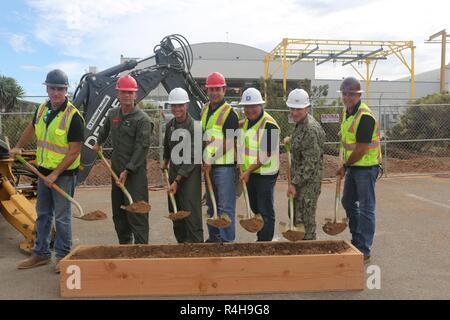 Da sinistra, Charlie Camilleri, Sovrintendente del sito per Larco Development Inc., il Mag. Gen. Kevin M. Iiams, comandante generale di 3 aeromobili Marina Wing, Col. Charles B. Dockery, comandante della Marine Corps Air Station Miramar, Paolo Larez, presidente di Larco Development Inc., Stuart Faul project manager per lo sviluppo di Larco Inc. , Cap. Contrassegnare K. Edelson, comandante NAVFAC SW, Andy Cummiskey, Soprintendente generale per Larco Development Inc. rappresentano per l'F/A-18 conservazione facility cerimonia rivoluzionaria su MCAS Miramar, California, Ott 1. Questa innovativa è una parte degli Stati Uniti Ma Foto Stock