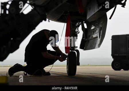 Stati Uniti Air Force Tech. Sgt. Dominic Dizes, F-16 Viper dimostrazione Team dedicato capo equipaggio, controlli un F-16D Fighting Falcon pneumatico della pressione durante il preflight di controlli presso Shaw Air Force Base, S.C., Sett. 25, 2018. Una adeguata pressione assicura il pilota può atterrare il velivolo in modo sicuro il volo seguente. Foto Stock