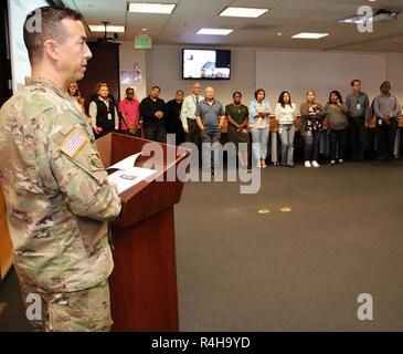 Col. Aaron Barta, U.S. Esercito di ingegneri di Los Angeles District commander, parla con i dipendenti durante il distretto di fine anno celebrazione 3 Ottobre presso il quartiere di ufficio della sede centrale nel centro di Los Angeles. La manifestazione annuale riconosce i successi dei dipendenti che portano fino alla sett. 30 fine-di-il-fiscale-anno di scadenza. Foto Stock