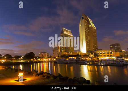 Il centro cittadino di San Diego, California USA all'alba. San Diego California skyline notturno. Foto Stock