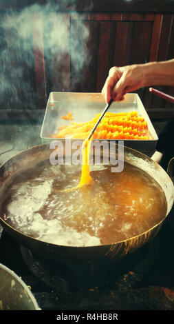 Mano stanno facendo dei tradizionali Thai dessert, Foi Thong o Golden Egg strisce Foto Stock