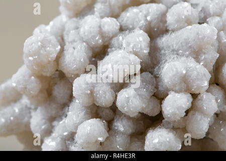 La pirite su sfondo bianco, nota anche come pirite di ferro e fools gold Foto Stock