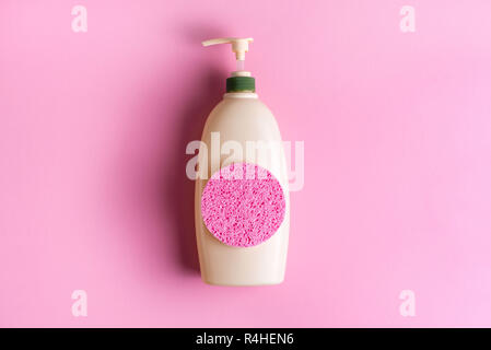 Ampio pacchetto di shampoo, gel doccia, crema per il corpo, Spa, spugna. Vista superiore spazio copia sfondo rosa Foto Stock