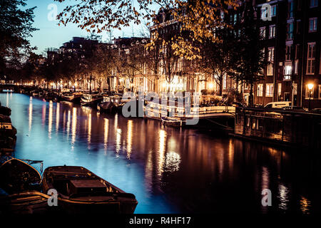 Uno dei più famosi canali di Amsterdam e i Paesi Bassi al crepuscolo. Foto Stock