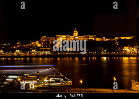 Vista notturna del Castello di Buda Foto Stock