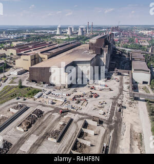 Fabbrica di acciaio con fumaioli a giornata soleggiata.stabilimento metallurgico. acciaierie e lavori di ferro. Industria pesante in Europa.L'inquinamento atmosferico da fumaioli, problemi di ecologia. Paesaggio industriale.Vista dall'alto. Foto Stock