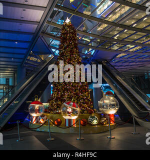 Albero di natale nell atrio della HSBC edificio principale, progettato da Norman Foster. Hong Kong, centrale, Gennaio 2018 Foto Stock