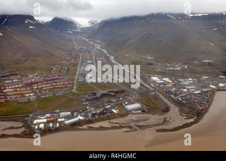 Vista su Longyearbyen dal di sopra, Svalbard, Norvegia Foto Stock