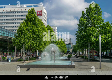 A Dresda, Shopping Mile Praga street, Einkaufsmeile Prager Strasse Foto Stock