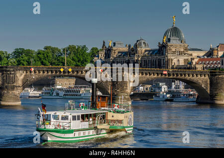 A Dresda, Elbdampfer prima di Augustusbrücke e art college, Elbdampfer Augustusbrücke vor und Kunsthochschule Foto Stock