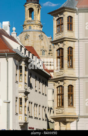 A Dresda, finestra di baia nel ricostruito e Trierschen Boseschen casa prima della cupola della chiesa di Nostra Signora, Erker am rekonstruierten Trierschen und Foto Stock