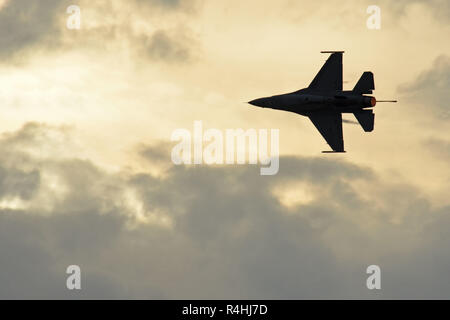 Stati Uniti Air Force Il Mag. Giovanni "Rain" Acque, F-16 Viper team di dimostrazione e il comandante pilota, dimostra la capacità di un F-16CM Fighting Falcon, "Viper," durante il Bahrain International Airshow di Al Sakhir Airbase, Regno del Bahrein, nov. 16, 2018. Acque navigato i multi-ruolo fighter jet attraverso manovre ad alta velocità giri e salite verticali di fronte a un pubblico internazionale. (U.S. Air Force foto di Senior Airman Kathryn R. C. Reaves) Foto Stock