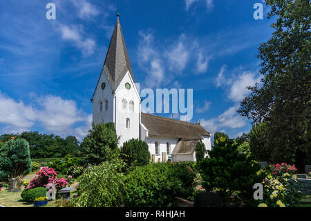 Nordfriesland, il cimitero e la chiesa di San Clemen nella nebbia su Amrum, Friedhof und Kirche St Clemens in Nebel auf Amrum Foto Stock