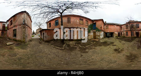 Visualizzazione panoramica a 360 gradi di GRODNO, Bielorussia - Settembre 11, 2012: panorama nel vecchio cortile con case con pareti rosso. Completa di 360 gradi nel panorama equirettangolare equidistante s