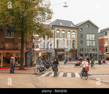 Ciclisti su strada nel centro della città olandese di Groningen. Il centro della città di Groningen nei Paesi Bassi è in gran parte privo di automobili Foto Stock