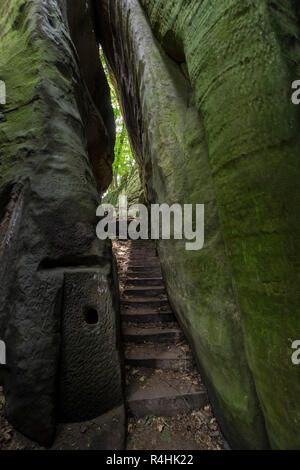 Böhmisches Paradies, sentiero nella città di roccia al castello Hrubá Skála , Wanderweg in der Felsenstadt Zum Schloss Hrubá Skála Foto Stock