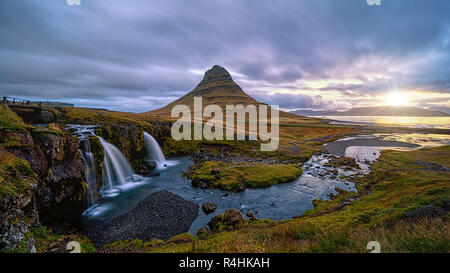 Sunrise a Kirkjufellsfoss, Grundarfjordur, West Islanda Foto Stock