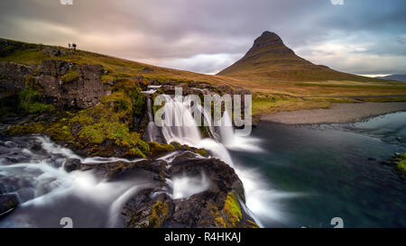 Sunrise a Kirkjufellsfoss, Grundarfjordur, West Islanda Foto Stock