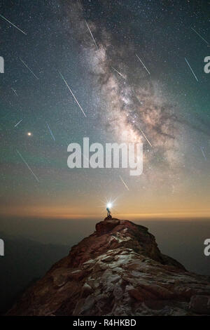 Uomo con una torcia da testa a Meteor doccia, Sequoia National Park, California, Stati Uniti Foto Stock