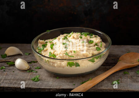 In casa la diffusione realizzato da purea di fagioli lessati aglio e olio nel recipiente Foto Stock