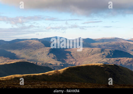 La gamma Helvellyn dal Vertice di High Street, Lake District, Cumbria, Regno Unito Foto Stock