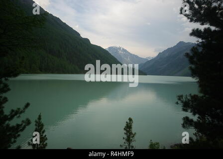 Bellissimo paesaggio di montagna vicino al lago. Lago di montagna. Tipo di terreno montuoso e l'acqua nella valle Foto Stock