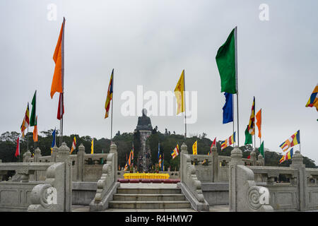 Tian Tan Buddha visto dalla piattaforma per pregare, Hong Kong, di Ngong Ping, Lantau Island Foto Stock