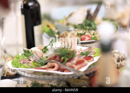 Piastra con antipasti di carne sul tavolo nel ristorante Foto Stock
