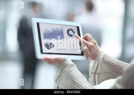 Close up.Un business donna punti il suo dito al grafico finanziario Foto Stock
