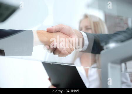 Vista dal basso.closeup handshake partner finanziari. background aziendale Foto Stock