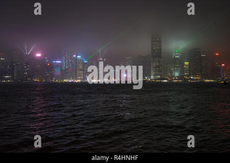 Sinfonia di Luci mostra a Hong Kong Central in una notte di nebbia Foto Stock