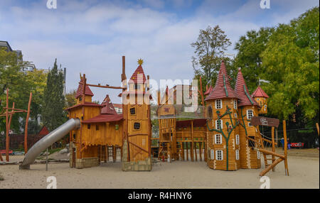 Parco giochi, Heinrich Heinrich-Lassen-Park, la bellezza di montagna, Berlino, Germania, Spielplatz, Heinrich-Lassen-Park, Schoeneberg, Deutschland Foto Stock