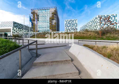 L'Aia, 17 Ottobre 2018 - l'ingresso e la porta principale della Corte penale internazionale edificio in una posizione soleggiata e blu cielo di autunno dietro una duna con Foto Stock