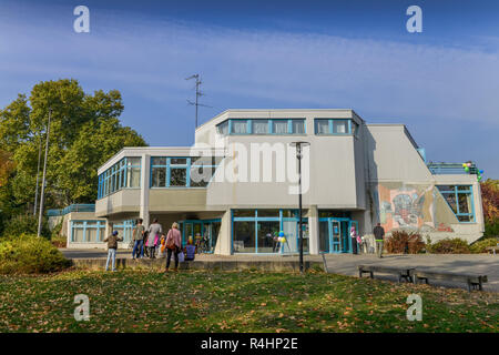 District central library, Eva-Maria-Buch-Haus, Götzstrasse, tempio corte, Berlino, Germania, Bezirkszentralbibliothek, Goetzstrasse, Tempelhof, Deutschl Foto Stock